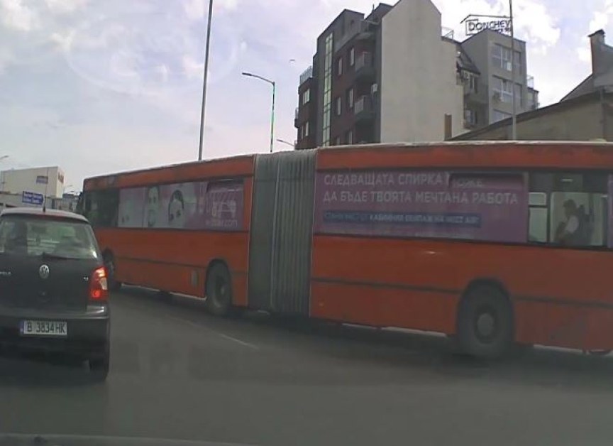 Шофьор критикува водач на автобус във Варна. Мъжът е заснел