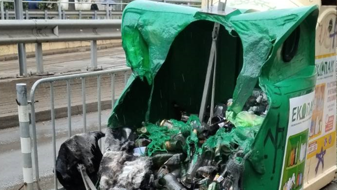 Жители на София сигнализират, че вандали подпалват контейнерите за разделно събиране