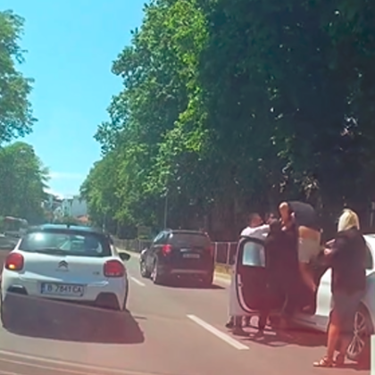 Бой между шофьори на булевард, не могат да ги разтърват! ВИДЕО