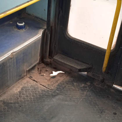 Дупка в пода в автобус от градския транспорт в София