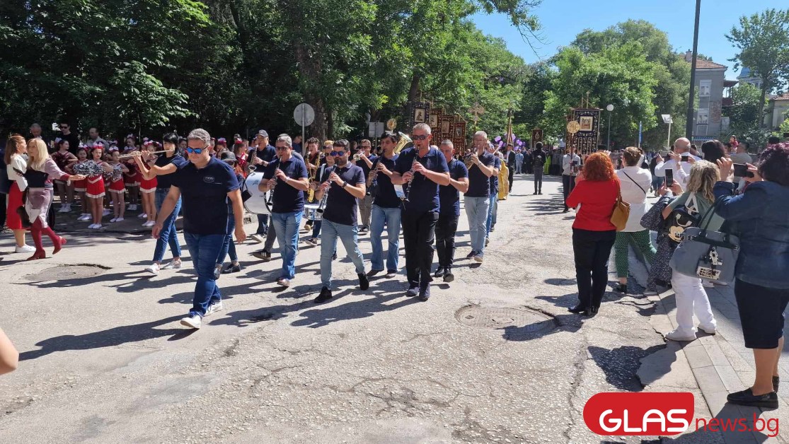 Тръгна празничното шествие по случай 24 май в Пловдив