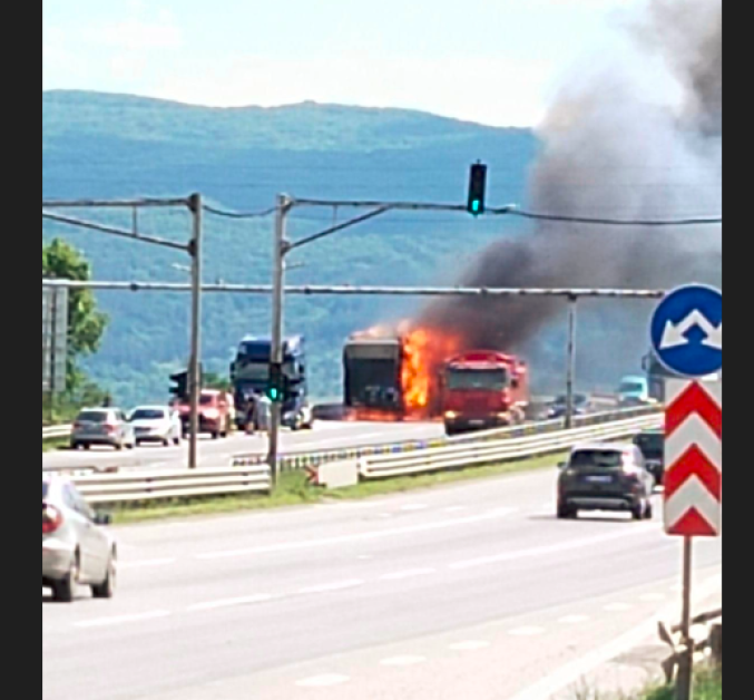 Ремарке на камион се запали на Околовръстния път на столицата.