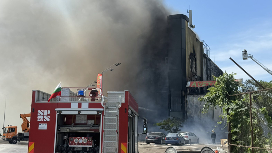 Три жени и мъж са в болница след пожара във Варнa