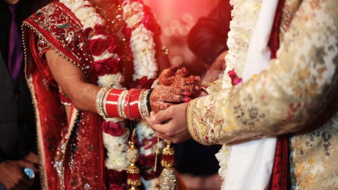 Целувка на младоженци предизвика масово сбиване в Индия