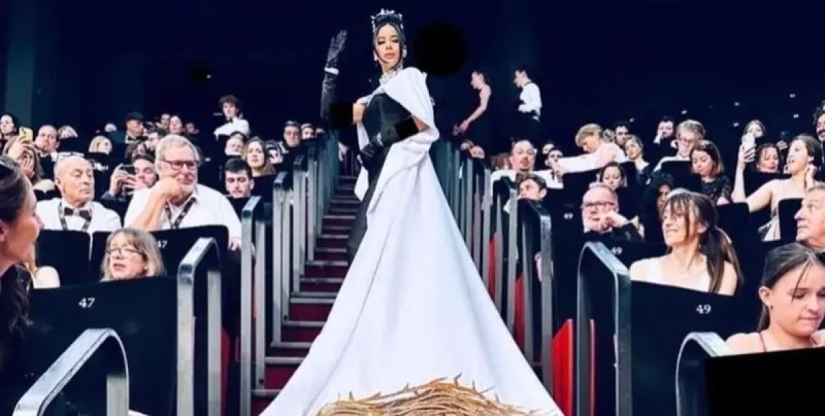 На червения килим в Кан: Актриса вдигна скандал заради рокля с Исус