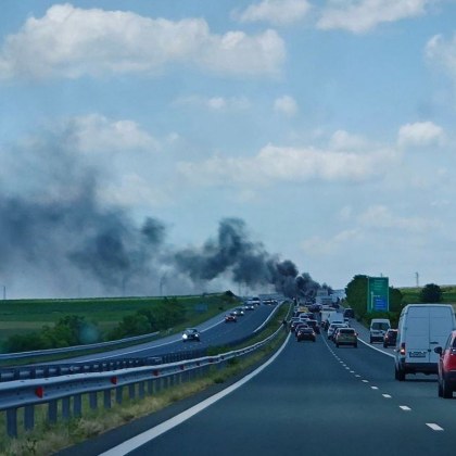 Инцидент затруднява движението на АМ Тракия алармират шофьори Кола е избухнала