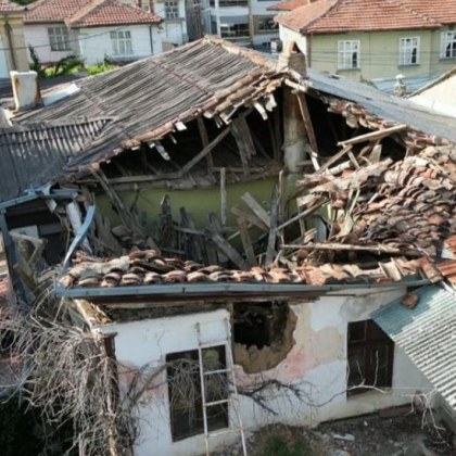 Нова снимка показва щетите по разрушения роден дом на бележития