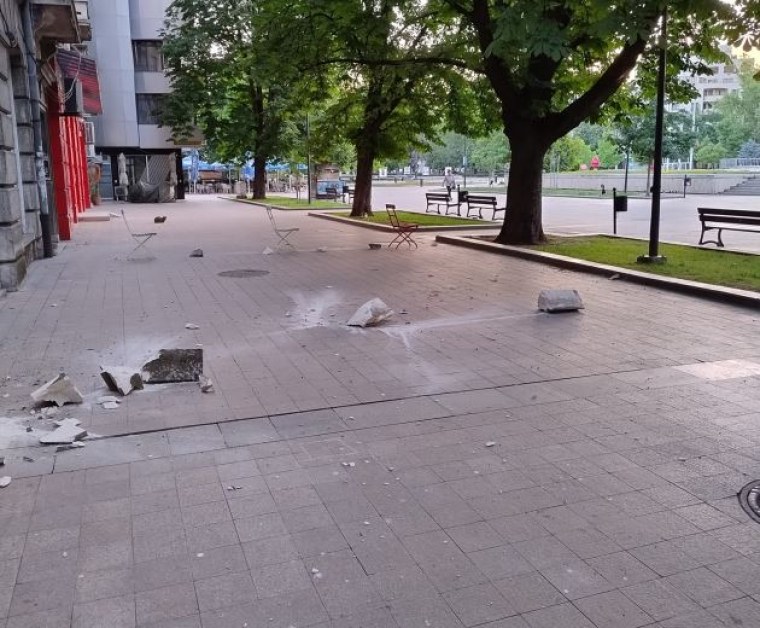 Малката Виена се руши: Части от фасада се стовариха върху тротоар СНИМКИ