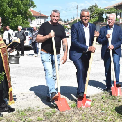 Кметът Димитър Иванов направи първа копка на обновяване на пътната