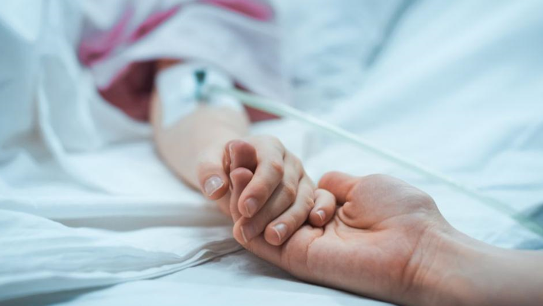 Дете събори пилон за знаме върху друго дете в Севлиевско