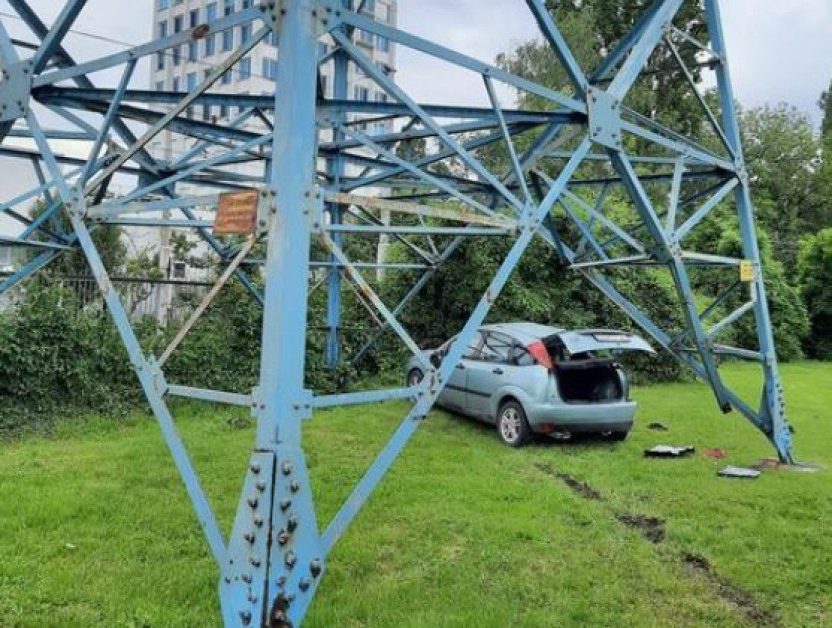 Кола отнесе далекопровод в София СНИМКА