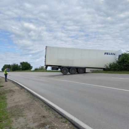 Тир се усука на международния път Е 79 и препречи двете