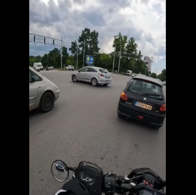 Между колите: Шофьорка направи изненаващ обратен завой в Пловдив ВИДЕО