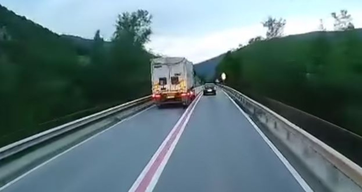 Безотговорно! Шофьор на камион с рискова маневра на Кресненското дефиле ВИДЕО