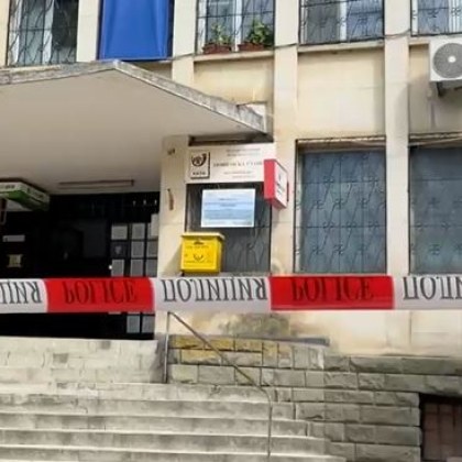 На 27 май маскирани и въоръжени нахлуха в сградата на