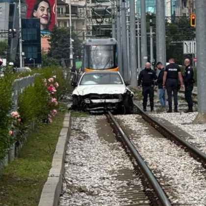 Автомобил катастрофира и се озова на трамвайни релси в София