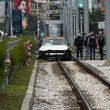 Кола се озова на трамвайни релси в София СНИМКИ