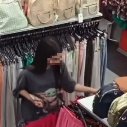 Младо момиче се изложи в магазин за дрехи Случката е