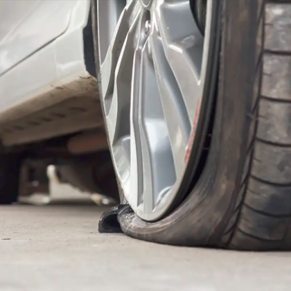 Шофьор разцепи гума в дълбока дупка докато премести автомобила си