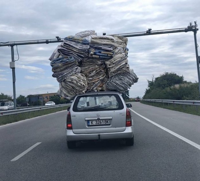 Търговец натовари стока в колата си. Сякаш малко прекали? СНИМКА