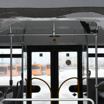 Мъж хвърли камък по стъкло на автобус във Варна съобщиха