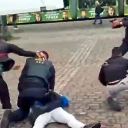 Публикуваха ВИДЕО от нападението с нож над политик в Германия 18+