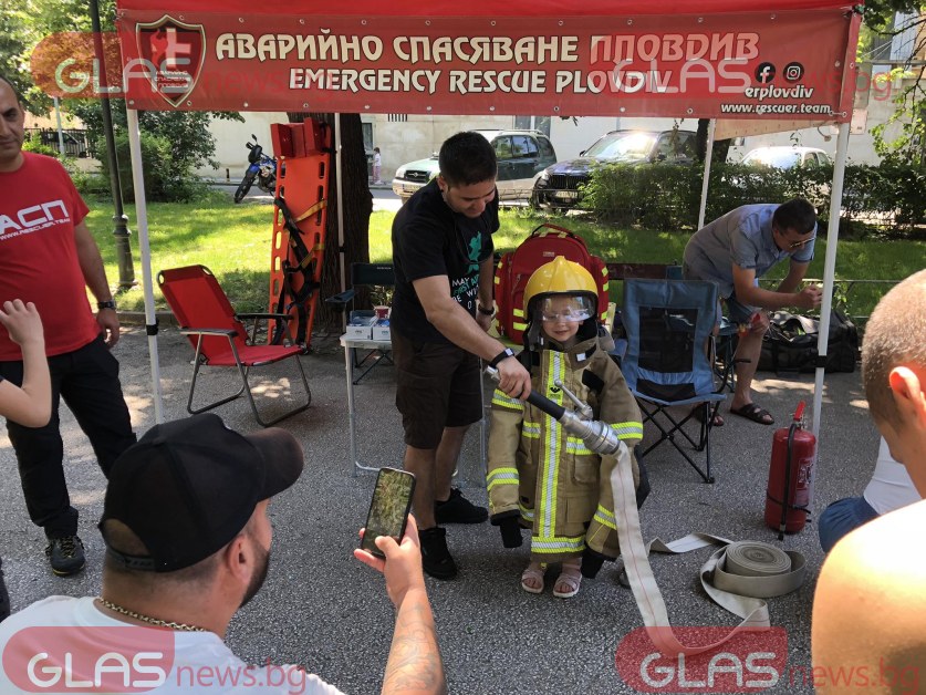 Главната в Пловдив се пръска по шевовете. Специална програма радва децата СНИМКИ