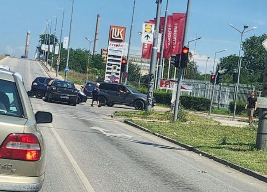 Две коли се блъснаха днес в Пловдив. Инцидентът е станал