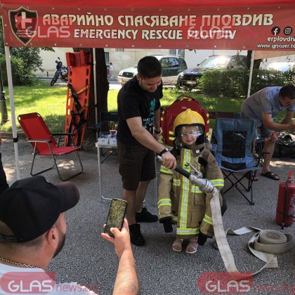 Главната в Пловдив се пръска по шевовете. Специална програма радва децата СНИМКИ