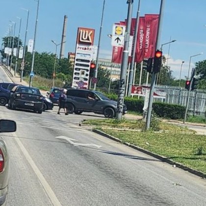 Две коли се блъснаха в Пловдив СНИМКА
