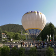 Балон с малки гайдари и парашутисти полетя над Калофер ВИДЕО