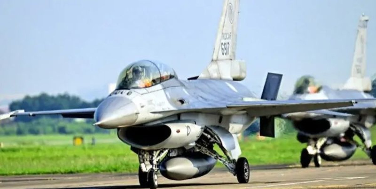 Гръцки офицер пристигна в Украйна, за да обучава пилоти за F-16