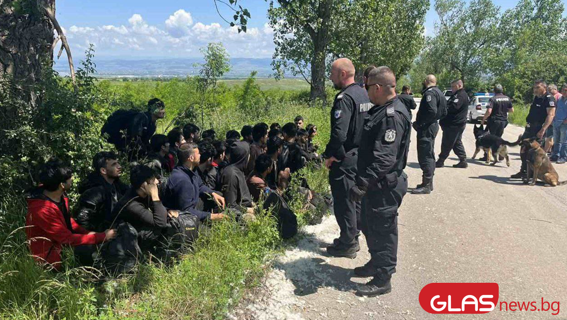Полицията залови 17 нелегални мигранти край Враца