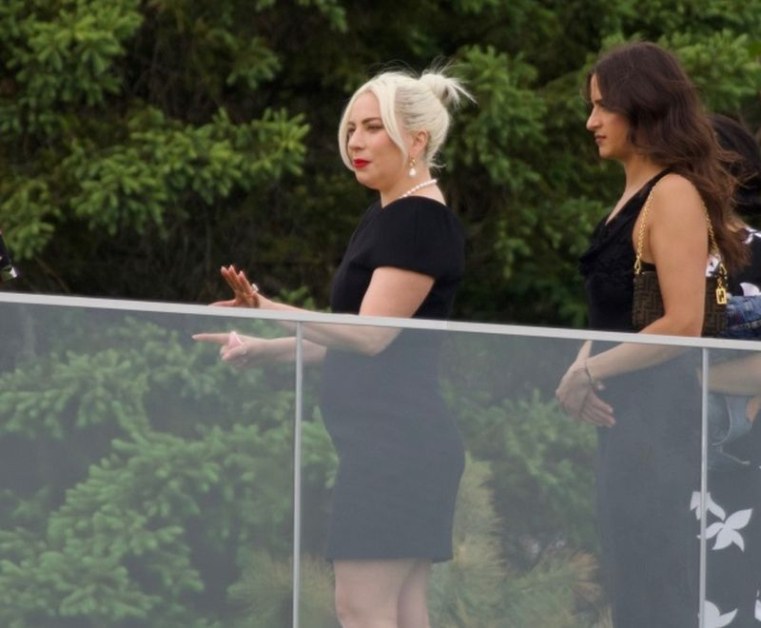 Лейди Гага се появи на публично място с бременно коремче