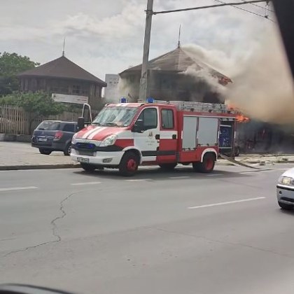 Пожар пламна във Варна Гъсти пушеци се носят от бараки