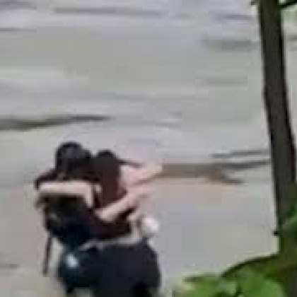 Трима млади приятели бяха заснети в сърцераздирателна последна прегръдка преди