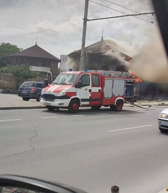 Пожар гори във Варна СНИМКИ