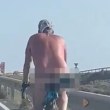 Само по маратонки: гол турист на колело възмути испанците