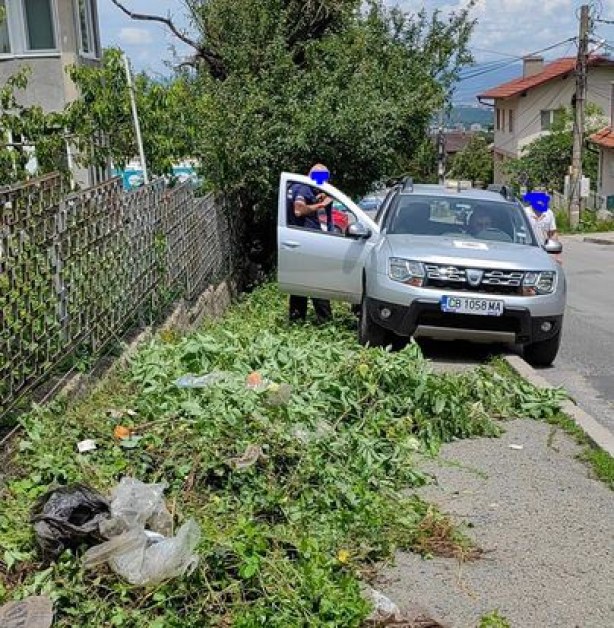 Граждани запретнаха ръкави, за да почистят тротоар, заплашиха ги със съд и акт СНИМКИ