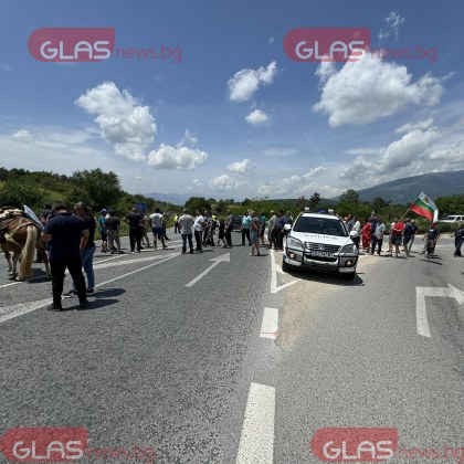 Мащабен протест блокира Подбалканския път София Бургас в района на