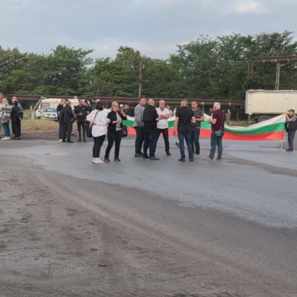 Продължава да е блокиран международният път Русе Свиленград в района на