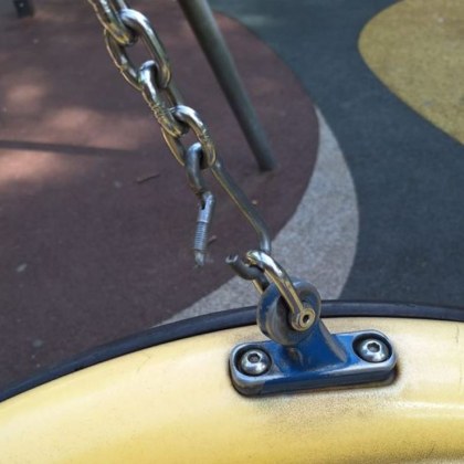 Детска люлка е счупена и опасна за ползване на площадка