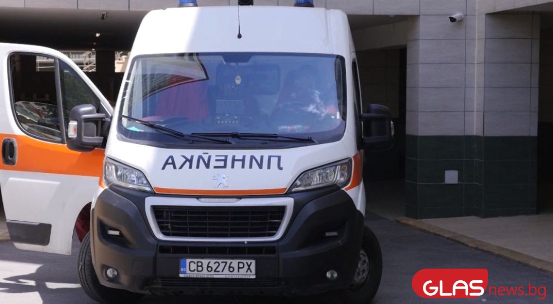 Автомобил повлече и сгази собственичката си, борят се за живота ѝ