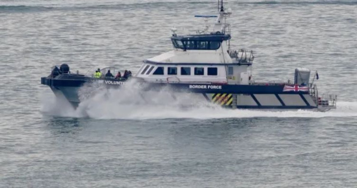 Лодка с 80 мигранти се обърна в Ламанша