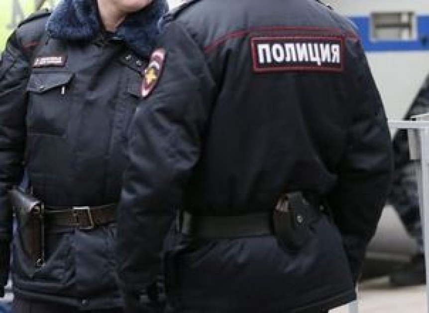 Мъж с автомат стреля край детска площадка, има убит
