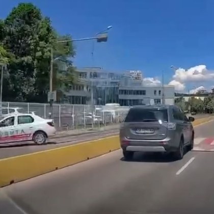 Пътен абсурд в София Водач на лек автомобил реши да направи