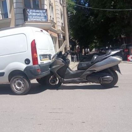 Катастрофа между мотор и кола в София алармират водачи Двуколесното МПС