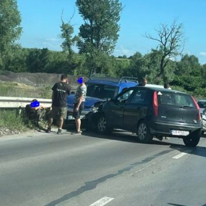 Катастрофа между две коли затруднява движението по Околовръстното на София