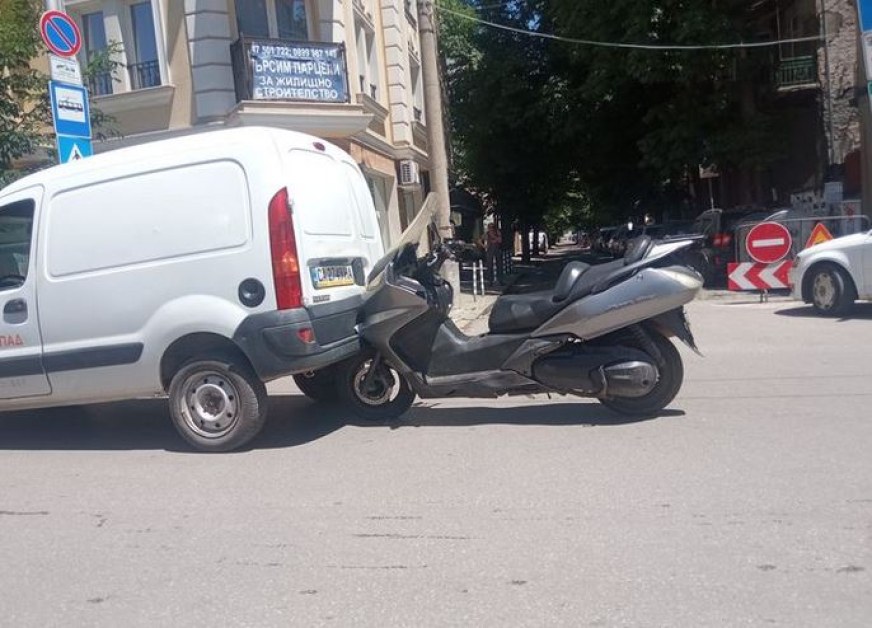 Мотор се заби в кола СНИМКА
