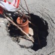 Русенка сигнализира за дълбока дупка на пътя: Забиха клон и си отидоха СНИМКА